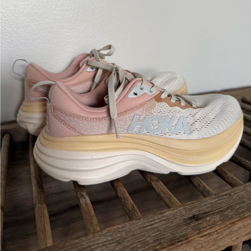 Like new Hoka Bondi 8 Women’s Running Shoes 6.5 Shifting Sand